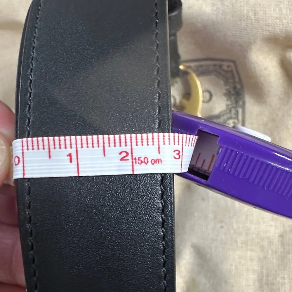 Gucci Black Leather Belt with Gold GG Emblem - Picture 4 of 5